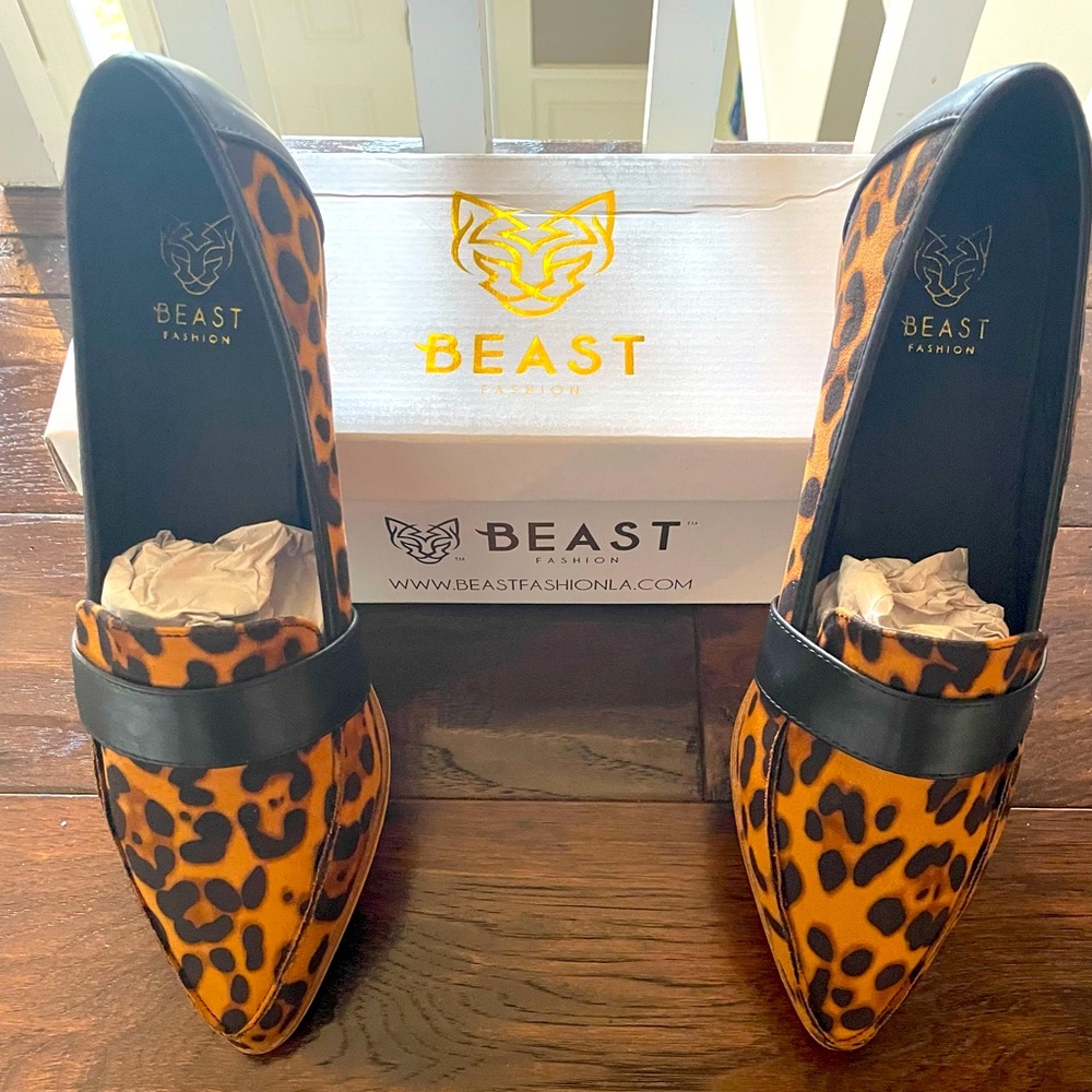 NWT Leopard Flat Loafers Faux Suede Size 9